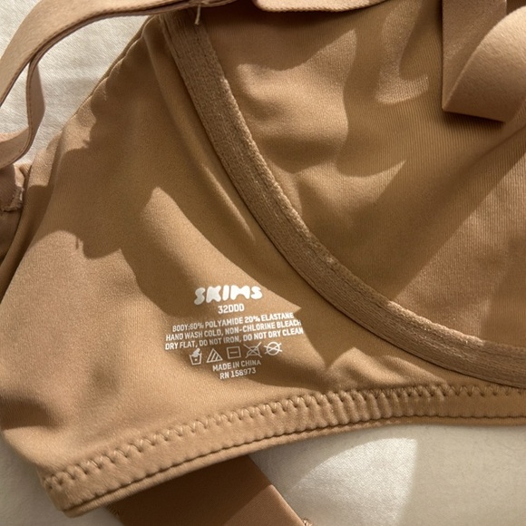 SKIMS UNLINED BRA - size 32DDD - Picture 4 of 4